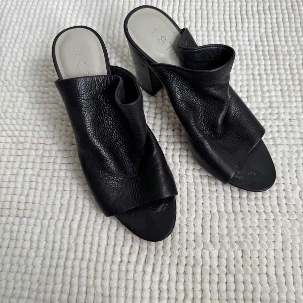 Elegant Black Heeled Shoes with Minimalist Design